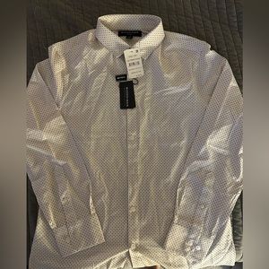 Mizzen & Main button down no-tuck shirt. Size medium. Never worn with tags.